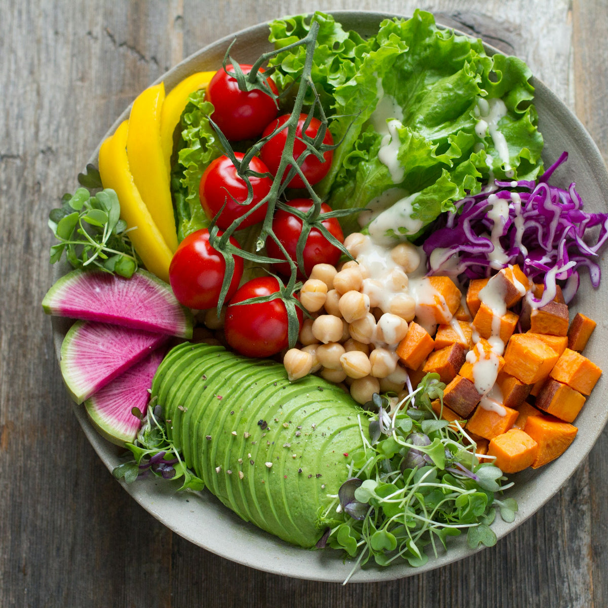 Bol de ensalada con verduras frescas