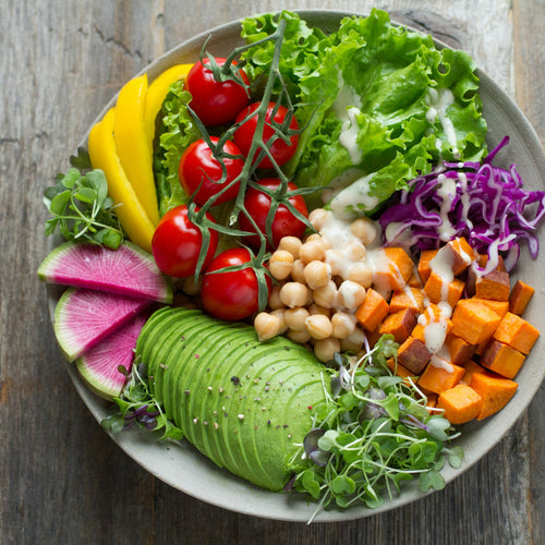 Bol de ensalada con verduras frescas