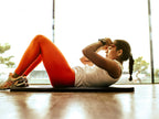 Mujer entrenando fuerza en casa